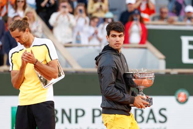 Carlos Alcaraz (ESP) mit dem Pokal, Trophäe, unscharf im Hintergrund Alexander Zverev der wegschaut, Emotion, Finale, Endspiel *** Carlos Alcaraz ESP with the trophy, trophy, blurred in the background Alexander Zverev looking away, emotion, final, final match Copyright: xJuergenxHasenkopfx