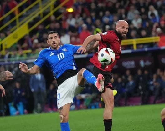 15.06.2024, Signal-Iduna Park, Dortmund, GER, EM UEFA 2024, Group B, Italy vs Albania, im Bild Italy™s midfielder 10 Lorenzo Pellegrini, Albania s defender 05 Arlind Ajeti Defodi-506_20240615_hbr_1403