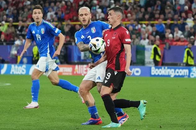 Jasir Asani (Albanien, Albania, 09) gegen Federico Dimarco (Italien, Italy, Italia, 03) - Dortmund 15.06.2024: Italien vs. Albanien, EURO2024 M4, Gruppe B, EM-Arena Dortmund