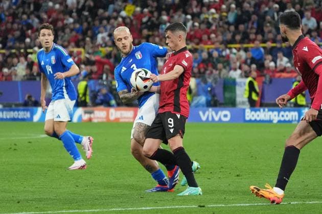 Jasir Asani (Albanien, Albania, 09) gegen Federico Dimarco (Italien, Italy, Italia, 03) - Dortmund 15.06.2024: Italien vs. Albanien, EURO2024 M4, Gruppe B, EM-Arena Dortmund