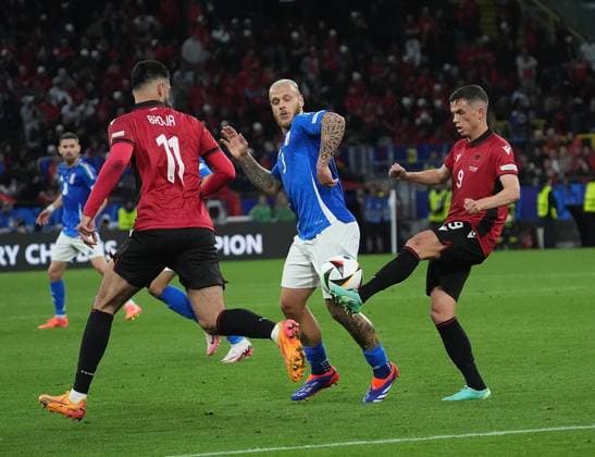 GER, EM UEFA 2024, Group B, Italy vs Albania 15.06.2024, Signal-Iduna Park, Dortmund, GER, EM UEFA 2024, Group B, Italy vs Albania, im Bild Albania s forward 11 Armando Broja, Italy™s defender 03 Federico Dimarco, Albania s forward 09 Jasir Asani