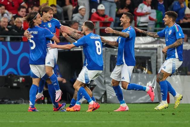 EM 2024: Italien - Albanien am 15.06.2024 im Signal Iduna Park in Dortmund Jubel, Torjubel, Torschuetze, Torschütze Nicolo Barella (Italien 18) jubelt nach seinem Tor zum 2 zu 1 mit der Mannschaft