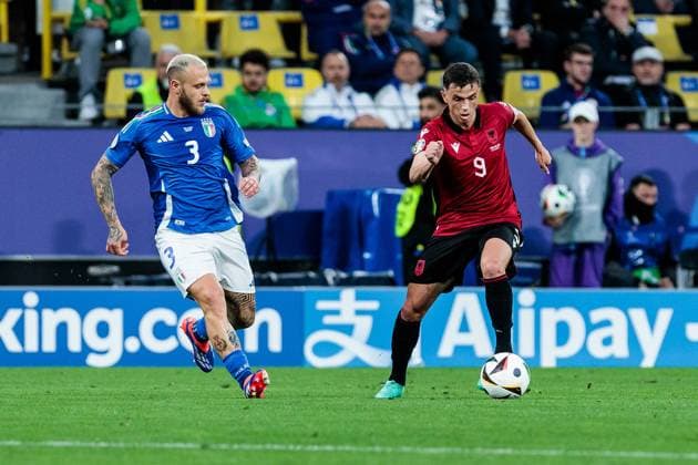 UEFA EURO, EM, Europameisterschaft,Fussball 2024: Gruppenspiel Italien - Albanien; 15.06.2024 Zweikampf Federico Dimarco (Italien, 3), Jasir Asani (Albanien, 9) UEFA EURO 2024: Gruppenspiel Italien - Albanien; BVB Stadion Dortmund, Dortmund am 15.06.2024 Copyright: xBEAUTIFULxSPORTS Meuselx
