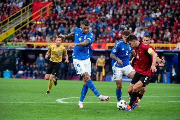 Gianluca Scamacca (Italien, 09) im Zweikampf mit Berat Gjimshiti (Albanien, 06), GER, Italy (ITA) vs Albania (ALB), Fussball Europameisterschaft, UEFA EURO, EM, Europameisterschaft,Fussball 2024, Gruppe B, 1. Spieltag, 15.06.2024 GER, Italy (ITA) vs Albania (ALB), Fussball Europameisterschaft, UEFA EURO 2024, Gruppe B, 1. Spieltag, 15.06.2024 Dortmunf Copyright: xEibner-Pressefoto Memmlerx EP_MMR