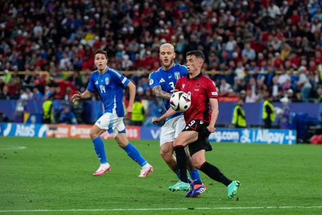 Jasir Asani (Albanien, 09) im Zweikampf mit Federico Dimarco (Italien, 03), GER, Italy (ITA) vs Albania (ALB), Fussball Europameisterschaft, UEFA EURO, EM, Europameisterschaft,Fussball 2024, Gruppe B, 1. Spieltag, 15.06.2024 GER, Italy (ITA) vs Albania (ALB), Fussball Europameisterschaft, UEFA EURO 2024, Gruppe B, 1. Spieltag, 15.06.2024 Dortmunf Copyright: xEibner-Pressefoto Memmlerx EP_MMR