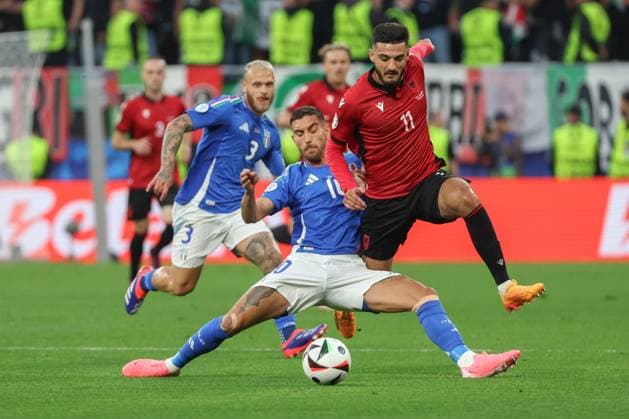 EM 2024: Italien - Albanien am 15.06.2024 im Signal Iduna Park in Dortmund Lorenzo Pellegrini (Italien 10) gegen Armando Broja (Albanien 11)