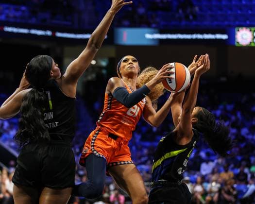 Sport Themen der Woche KW24 Sport Bilder des Tages June 15, 2024: Connecticut s DiJonai Carrington (21) puts up a shot in traffic during the WNBA, Basketball Damen, USA basketball game between the Dallas Wings and the Connecticut Suns at College Park Center in Arlington, TX. CSM Arlington United States of America - ZUMAc04_ 20240615_zma_c04_003 Copyright: xKylexOkitax