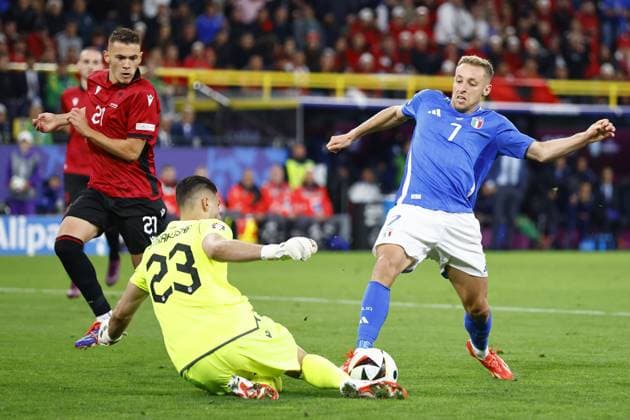 DORTMUND, Signal Iduna Park Stadium, 15-06-2024 , European Football Championship Euro2024, Group stage match no.4 between Italy and Albania, Albania goalkeeper Thomas Strakosha and Italy player Davide Frattesi Italy - Albania (Euro2024)  x25498763x Copyright: