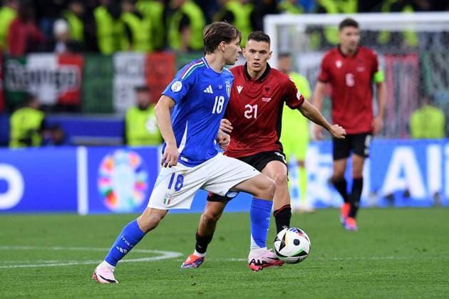 Fußball UEFA EURO, EM, Europameisterschaft,Fussball 2024 Gruppenphase 1. Spieltag Italien - Albanien am 15.06.2024 im BVB Stadion Dortmund in Dortmund Nicolo Barella ( Italien ), links - Kristjan Asllani ( Albanien ), rechts