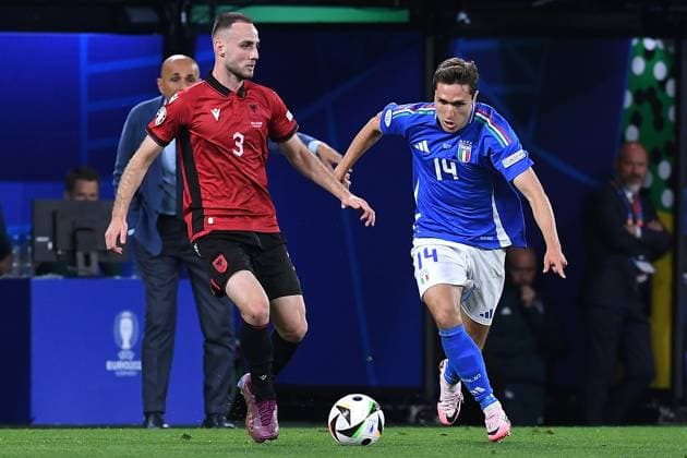 Fußball UEFA EURO, EM, Europameisterschaft,Fussball 2024 Gruppenphase 1. Spieltag Italien - Albanien am 15.06.2024 im BVB Stadion Dortmund in Dortmund Mario Mitaj ( Albanien ), links - Federico Chiesa ( Italien ), rechts