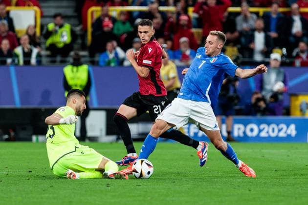 UEFA EURO, EM, Europameisterschaft,Fussball 2024: Gruppenspiel Italien - Albanien; 15.06.2024 Thomas Strakosha (Albanien, 23) verteidigt, Zweikampf Kristjan Asllani (Albanien, 21), Davide Frattesi (Italien, 7) UEFA EURO 2024: Gruppenspiel Italien - Albanien; BVB Stadion Dortmund, Dortmund am 15.06.2024 Copyright: xBEAUTIFULxSPORTS Meuselx