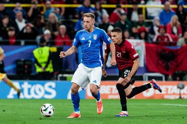 UEFA EURO, EM, Europameisterschaft,Fussball 2024: Gruppenspiel Italien - Albanien; 15.06.2024 Zweikampf Davide Frattesi (Italien, 7), Kristjan Asllani (Albanien, 21) UEFA EURO 2024: Gruppenspiel Italien - Albanien; BVB Stadion Dortmund, Dortmund am 15.06.2024 Copyright: xBEAUTIFULxSPORTS Meuselx