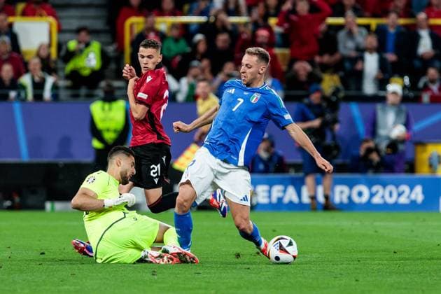UEFA EURO, EM, Europameisterschaft,Fussball 2024: Gruppenspiel Italien - Albanien; 15.06.2024 Thomas Strakosha (Albanien, 23) verteidigt, Zweikampf Kristjan Asllani (Albanien, 21), Davide Frattesi (Italien, 7) UEFA EURO 2024: Gruppenspiel Italien - Albanien; BVB Stadion Dortmund, Dortmund am 15.06.2024 Copyright: xBEAUTIFULxSPORTS Meuselx