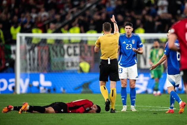 240615 Alessandro Bastoni of Italy reacts towards referee Felix Zwayer during the UEFA EURO, EM, Europameisterschaft,Fussball 2024 Football Championship match between Italy and Albania on June 15, 2024 in Dortmund. Photo: Jesper Zerman BILDBYRAN kod JZ JZ0538 fotboll football soccer fotball fotbolls-em europamästerskap em uefa euro uefa european football championship euro 2024 italy albanien albania bbeng Copyright: JESPERxZERMAN BB240615JZ095
