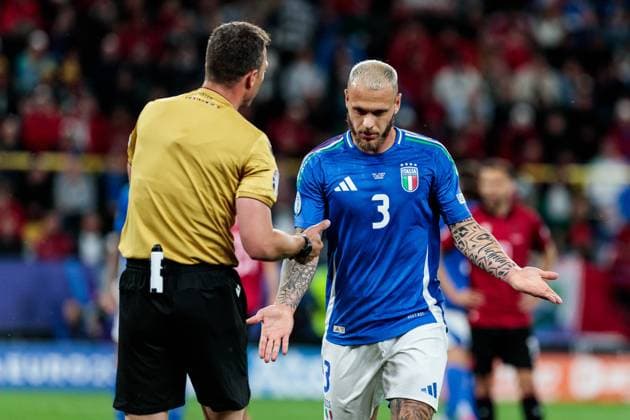 UEFA EURO, EM, Europameisterschaft,Fussball 2024: Gruppenspiel Italien - Albanien; 15.06.2024 Schiedsrichter Felix Zwayer (GER), Federico Dimarco (Italien, 3) diskutiert UEFA EURO 2024: Gruppenspiel Italien - Albanien; BVB Stadion Dortmund, Dortmund am 15.06.2024 Copyright: xBEAUTIFULxSPORTS Meuselx