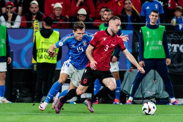 UEFA EURO, EM, Europameisterschaft,Fussball 2024: Gruppenspiel Italien - Albanien; 15.06.2024 Zweikampf Federico Chiesa (Italien, 14), Mario Mitaj (Albanien, 3) UEFA EURO 2024: Gruppenspiel Italien - Albanien; BVB Stadion Dortmund, Dortmund am 15.06.2024 Copyright: xBEAUTIFULxSPORTS Meuselx