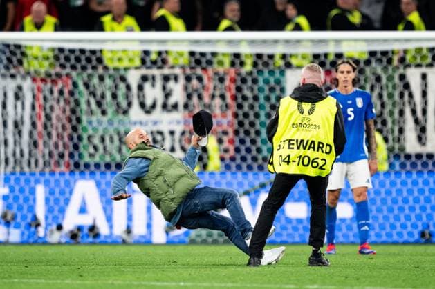 240615 A pitch invader during the UEFA EURO, EM, Europameisterschaft,Fussball 2024 Football Championship match between Italy and Albania on June 15, 2024 in Dortmund. Photo: Jesper Zerman BILDBYRAN kod JZ JZ0538 fotboll football soccer fotball fotbolls-em europamästerskap em uefa euro uefa european football championship euro 2024 italy albanien albania bbeng publik Copyright: JESPERxZERMAN BB240615JZ102