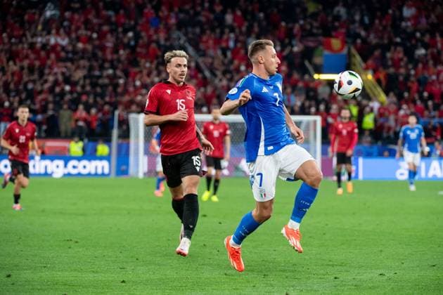 Davide Frattesi (Italien, 07) im Zweikampf mit Taulan Seferi (Albanien, 15) , GER, Italy (ITA) vs Albania (ALB), Fussball Europameisterschaft, UEFA EURO, EM, Europameisterschaft,Fussball 2024, Gruppe B, 1. Spieltag, 15.06.2024 GER, Italy (ITA) vs Albania (ALB), Fussball Europameisterschaft, UEFA EURO 2024, Gruppe B, 1. Spieltag, 15.06.2024 Dortmunf Copyright: xEibner-Pressefoto Memmlerx EP_MMR