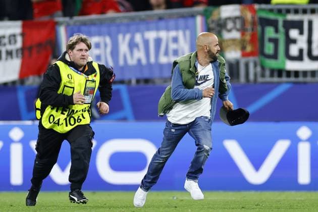 DORTMUND, Signal Iduna Park Stadium, 15-06-2024 , European Football Championship Euro2024, Group stage match no.4 between Italy and Albania, pitch invader chased by steward Italy - Albania (Euro2024)  x25499325x Copyright: