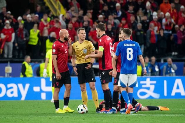 Schiedsrichter Felix Zwayer (Deutschland) spricht mit Berat Gjimshiti (Albanien, 06), Arlind Ajeti (Albanien, 05), GER, Italy (ITA) vs Albania (ALB), Fussball Europameisterschaft, UEFA EURO, EM, Europameisterschaft,Fussball 2024, Gruppe B, 1. Spieltag, 15.06.2024 GER, Italy (ITA) vs Albania (ALB), Fussball Europameisterschaft, UEFA EURO 2024, Gruppe B, 1. Spieltag, 15.06.2024 Dortmunf Copyright: xEibner-Pressefoto Memmlerx EP_MMR