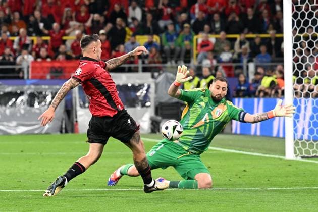DORTMUND - (l-r) Rey Manaj of Albania, Italy goalkeeper Gianluigi Donnarumma during the UEFA EURO, EM, Europameisterschaft,Fussball 2024 group B match between Italy and Albania at Signal Iduna Park on June 15, 2024 in Dortmund, Germany. ANP Hollandse Hoogte UEFA EURO 2024 2024 xVIxANPxSportx xGerritxvanxKeulenxIVx 501179268 originalFilename: 501179268.jpg