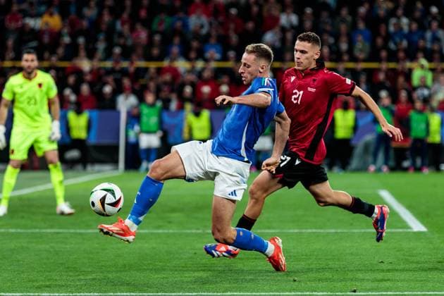 UEFA EURO, EM, Europameisterschaft,Fussball 2024: Gruppenspiel Italien - Albanien; 15.06.2024 Zweikampf Davide Frattesi (Italien, 7), Kristjan Asllani (Albanien, 21) UEFA EURO 2024: Gruppenspiel Italien - Albanien; BVB Stadion Dortmund, Dortmund am 15.06.2024 Copyright: xBEAUTIFULxSPORTS Meuselx