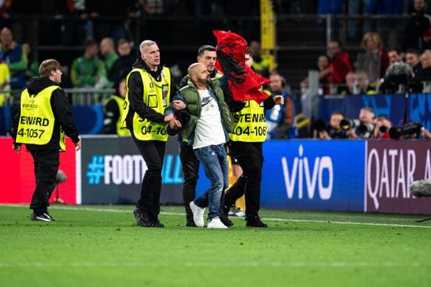 240615 A pitch invader is escorted off the pitch during the UEFA EURO, EM, Europameisterschaft,Fussball 2024 Football Championship match between Italy and Albania on June 15, 2024 in Dortmund. Photo: Jesper Zerman BILDBYRAN kod JZ JZ0538 fotboll football soccer fotball fotbolls-em europamästerskap em uefa euro uefa european football championship euro 2024 italy albanien albania bbeng publik Copyright: JESPERxZERMAN BB240615JZ104