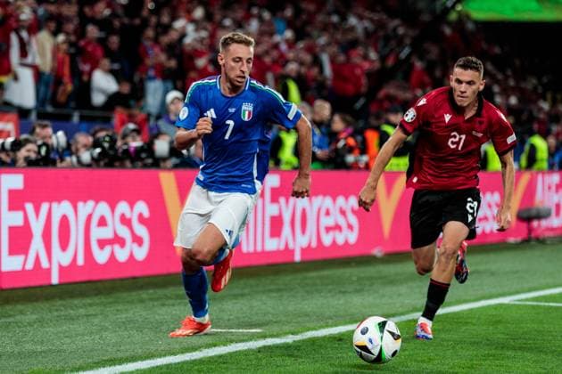 UEFA EURO, EM, Europameisterschaft,Fussball 2024: Gruppenspiel Italien - Albanien; 15.06.2024 Zweikampf Davide Frattesi (Italien, 7), Kristjan Asllani (Albanien, 21) UEFA EURO 2024: Gruppenspiel Italien - Albanien; BVB Stadion Dortmund, Dortmund am 15.06.2024 Copyright: xBEAUTIFULxSPORTS Meuselx