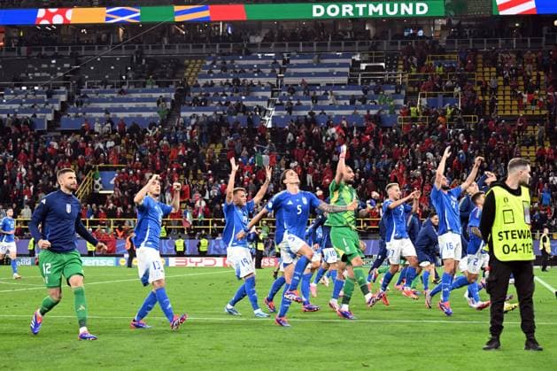 DORTMUND - The Italian football team celebrates the 2-1 victory during the UEFA EURO, EM, Europameisterschaft,Fussball 2024 group B match between Italy and Albania at the Signal Iduna Park on June 15, 2024 in Dortmund, Germany. ANP Hollandse Hoogte UEFA EURO 2024 2024 xVIxANPxSportx xGerritxvanxKeulenxIVx 501179710 originalFilename: 501179710.jpg