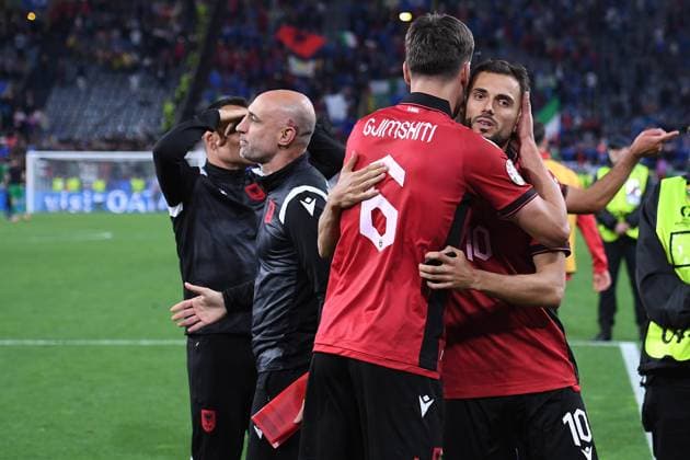 Fußball UEFA EURO, EM, Europameisterschaft,Fussball 2024 Gruppenphase 1. Spieltag Italien - Albanien am 15.06.2024 im BVB Stadion Dortmund in Dortmund Berat Djimsiti ( Albanien ), links - Nedim Bajrami ( Albanien ), rechts enttäuscht
