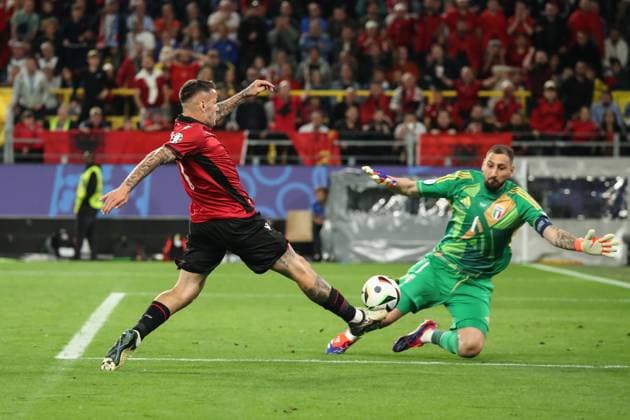 Germany - UEFA EURO, EM, Europameisterschaft,Fussball 2024 - Italy vs Albania - 15 06 2024 GERMANY, DORTMUND, JUNE 15. Rei Manaj of Albania kicks the ball and Gianluigi Donnarumma of Italy makes a save during the UEFA EURO 2024 group B stage match between Italy and Albania. on June 15, 2024, BVB Stadion in Dortmund, Germany. Photo by Manuel Blondeau AOP.Press Dortmund BVB Stadion Germany Copyright: x ManuelxBlondeau AOP.Pressx AOP20240615 0015