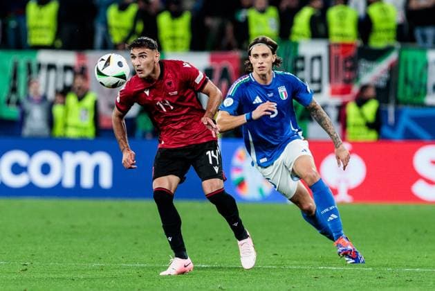 UEFA EURO, EM, Europameisterschaft,Fussball 2024: Gruppenspiel Italien - Albanien; 15.06.2024 Zweikampf Qazim Laci (Albanien, 14), Riccardo Calafiori (Italien, 5) UEFA EURO 2024: Gruppenspiel Italien - Albanien; BVB Stadion Dortmund, Dortmund am 15.06.2024 Copyright: xBEAUTIFULxSPORTS Meuselx
