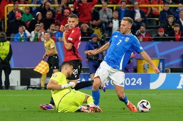 Dortmund, Germany: Davide Frattesi of Italy in action against Thomas Strakosha of Albania during UEFA EURO, EM, Europameisterschaft,Fussball 2024 - Italy vs Albania, UEFA European Football Championship in Dortmund, Germany, June 15 2024 UEFA European Football Championship - UEFA Euro 2024 - Italy vs Albania  - ZUMAp169 20240615_zsa_p169_365 Copyright: xEmmanuelexMastrodonato IPAxSportx