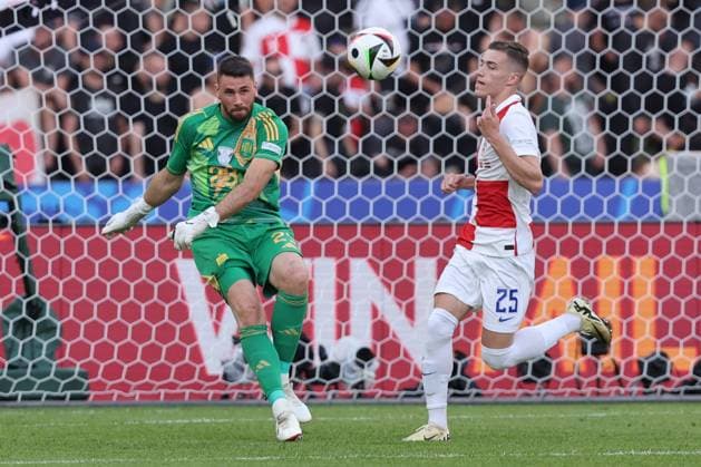 2024-06-15 Spain v Croatia - Group B - UEFA EURO, EM, Europameisterschaft,Fussball 2024 BERLIN, GERMANY - JUNE 15: goalkeeper Unai Simon of Spain shoots the ball with Luka Sucic of Croatia during the Group B - UEFA EURO 2024 match between Spain and Croatia at Olympiastadion on June 15, 2024 in Berlin, Germany. (Photo by Peter Lous BSR Agency) Berlin Germany Content not available for redistribution in The Netherlands directly or indirectly through any third parties. Copyright: xBSRxAgencyx