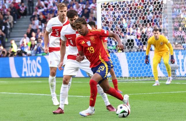 2024-06-15 Spain v Croatia - Group B - UEFA EURO, EM, Europameisterschaft,Fussball 2024 BERLIN, GERMANY - JUNE 15: Lamine Yamal of Spain controls the ball during the Group B - UEFA EURO 2024 match between Spain and Croatia at Olympiastadion on June 15, 2024 in Berlin, Germany. (Photo by Peter Lous BSR Agency) Berlin Germany Content not available for redistribution in The Netherlands directly or indirectly through any third parties. Copyright: xBSRxAgencyx