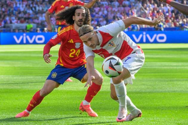 GER, Berlin, Fussball, Spanien vs Kroatien, Gruppe B, Gruppenphase, UEFA EURO, EM, Europameisterschaft,Fussball 2024, MD3, SP1, Olympia - Stadion Berlin, f.l. Marc Cucurella (Spanien), Dominik Livakovic (Kroatien), Zweikampf, Action, Kampf, kaempft um den Ball, 15.06. 2024, Copyright: HMBxMedia UwexKoch