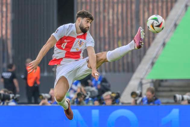 Sport Bilder des Tages GER, Berlin, Fussball, Spanien vs Kroatien, Gruppe B, Gruppenphase, UEFA EURO, EM, Europameisterschaft,Fussball 2024, MD3, SP1, Olympia - Stadion Berlin, Josko Gvardiol (Kroatien), Ballannahme in der Luft, springt, 15.06. 2024, Copyright: HMBxMedia UwexKoch