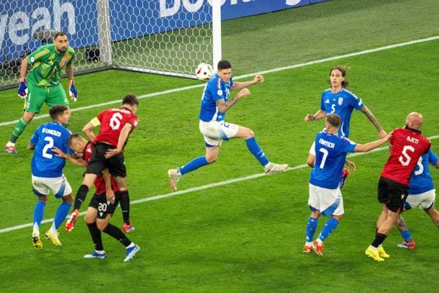 GER, EURO 2024, Group B, Italien (ITA) vs Albanien (ALB) 15.06.2024, BVB Stadium Dortmund, Dortmund, GER, EURO 2024, Group B, Italien (ITA) vs Albanien (ALB) Im Bild: Alessandro Bastoni (Italien ITA, 23); Kopfball Kopfballduell; Dynamik, Aktion, Action, Spielszene; klärt im Strafraum