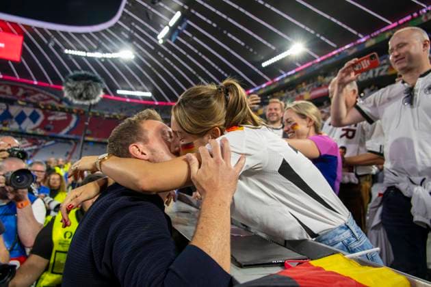 14.06.2024, Fussball UEFA EURO, EM, Europameisterschaft,Fussball 2024, Vorrunde, 1.Spieltag, Eröffnungsspiel Deutschland - Schottland, in der Fußball Arena München. Trainer Julian Nagelsmann (Deutschland) nach dem Spiel bei seinen Bekannten und Familie, seine Freundin Lena Wurzenberger küsst ihn.