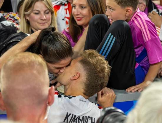 14.06.2024, Fussball UEFA EURO, EM, Europameisterschaft,Fussball 2024, Vorrunde, 1.Spieltag, Eröffnungsspiel Deutschland - Schottland, in der Fußball Arena München. Joshua Kimmich (FC Bayern München) küsst nach dem Spiel seine Frau Lina.