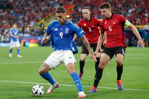 Italy v Albania UEFA EURO, EM, Europameisterschaft,Fussball 2024 Group B Gianluca Scamacca of Italy and Berat Djimsiti of Albania in action during the UEFA Euro 2024 Group B match between Italy and Albania at Signal Iduna Park, Dortmund Copyright: xPaulxChestertonx FIL-20282-0146 UK Newspapers OUT
