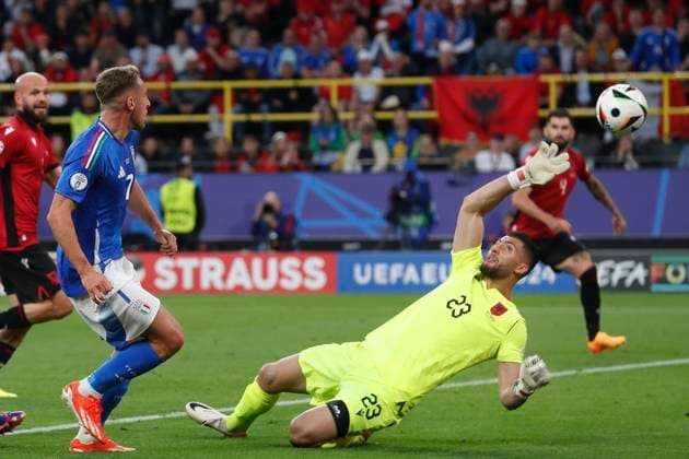 Italy v Albania UEFA EURO, EM, Europameisterschaft,Fussball 2024 Group B Davide Frattesi of Italy has a shot on goal that is well saved by Thomas Strakosha of Albania during the UEFA Euro 2024 Group B match between Italy and Albania at Signal Iduna Park, Dortmund Copyright: xPaulxChestertonx FIL-20282-0162 UK Newspapers OUT