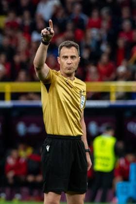Sport Bilder des Tages Schiedsrichter Felix Zwayer (Deutschland), GER, Italy (ITA) vs Albania (ALB), Fussball Europameisterschaft, UEFA EURO, EM, Europameisterschaft,Fussball 2024, Gruppe B, 1. Spieltag, 15.06.2024 GER, Italy (ITA) vs Albania (ALB), Fussball Europameisterschaft, UEFA EURO 2024, Gruppe B, 1. Spieltag, 15.06.2024 Dortmunf Copyright: xEibner-Pressefoto Memmlerx EP_MMR