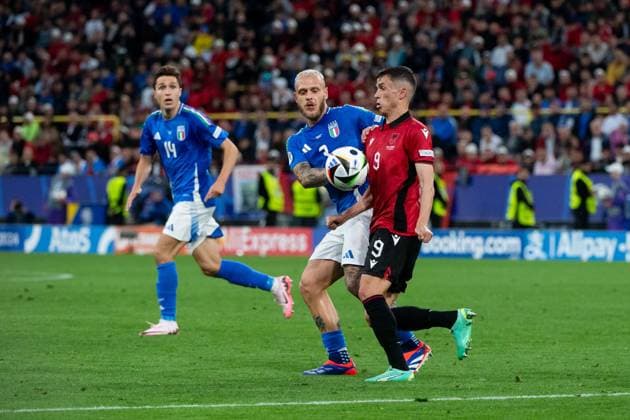 Federico Dimarco (Italien, 03) im Zweikampf mit Jasir Asani (Albanien, 09), GER, Italy (ITA) vs Albania (ALB), Fussball Europameisterschaft, UEFA EURO, EM, Europameisterschaft,Fussball 2024, Gruppe B, 1. Spieltag, 15.06.2024 GER, Italy (ITA) vs Albania (ALB), Fussball Europameisterschaft, UEFA EURO 2024, Gruppe B, 1. Spieltag, 15.06.2024 Dortmunf Copyright: xEibner-Pressefoto Memmlerx EP_MMR