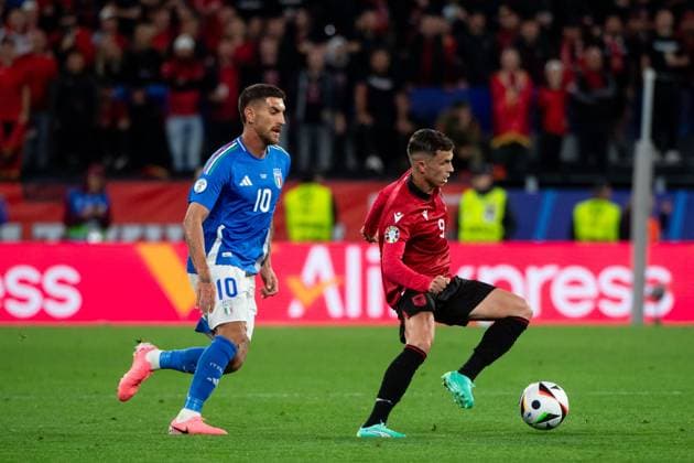 Jasir Asani (Albanien, 09) im Zweikampf mit Lorenzo Pellegrini (Italien, 10), GER, Italy (ITA) vs Albania (ALB), Fussball Europameisterschaft, UEFA EURO, EM, Europameisterschaft,Fussball 2024, Gruppe B, 1. Spieltag, 15.06.2024 GER, Italy (ITA) vs Albania (ALB), Fussball Europameisterschaft, UEFA EURO 2024, Gruppe B, 1. Spieltag, 15.06.2024 Dortmunf Copyright: xEibner-Pressefoto Memmlerx EP_MMR