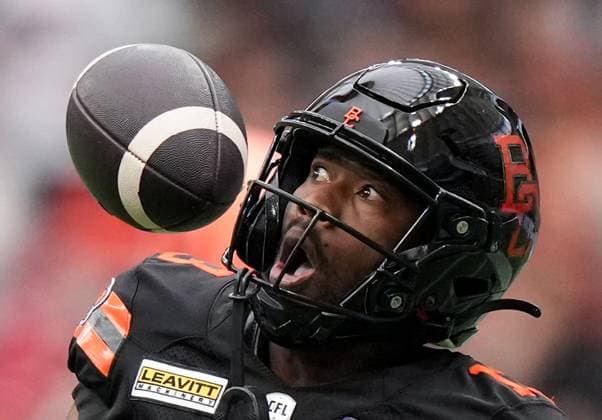 Sport Themen der Woche KW24 Sport Bilder des Tages June 15, 2024, Vancouver, Bc, CANADA: B.C. Lions Alexander Hollins bobbles the ball and fails to make the catch during the first half of a CFL football game against the Calgary Stampeders, in Vancouver, on Saturday, June 15, 2024. Canada News - June 15, 2024  - ZUMAc35_ 20240615_zaf_c35_141 Copyright: xDarrylxDyckx