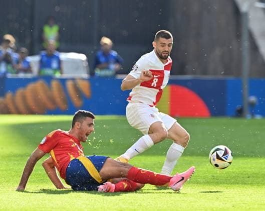 (240616) -- BERLIN, June 16, 2024 -- Rodri (L) of Spain vies for the ball during the UEFA EURO, EM, Europameisterschaft,Fussball 2024 Group B match between Spain and Croatia in Berlin, Germany on June 15, 2024. ) (SP)GERMANY-BERLIN-FOOTBALL-EURO 2024-SPAIN VS CROATIA RenxPengfei 