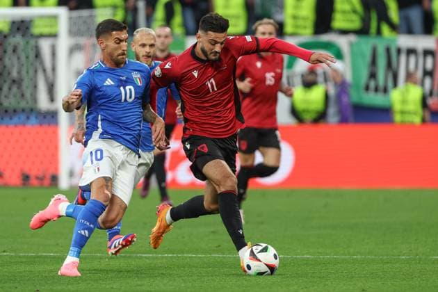 EM 2024: Italien - Albanien am 15.06.2024 im Signal Iduna Park in Dortmund Lorenzo Pellegrini (Italien 10) gegen Armando Broja (Albanien 11)