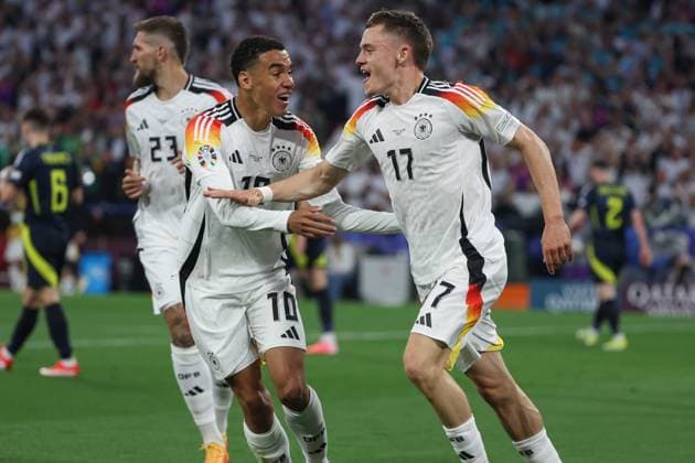 EM 2024: Deutschland - Schottland am 14.06.2024 in der Allianz Arena in München Jubel, Torjubel, Torschuetze, Torschütze Florian Wirtz (Deutschland 17) jubelt nach seinem Tor zum 1 zu 0 mit Jamal Musiala (Deutschland 10)