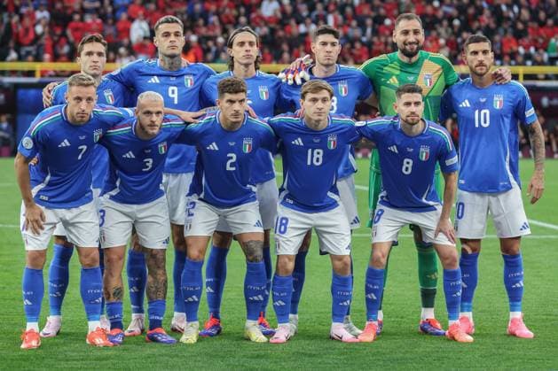 EM 2024: Italien - Albanien am 15.06.2024 im Signal Iduna Park in Dortmund Mannschaftsfoto Teamfoto Italien - Davide Frattesi (Italien 7) , Federico Dimarco (Italien 3) , Giovanni Di Lorenzo (Italien 2) , Nicolo Barella (Italien 18) , Jorge Luiz Frello Filho Jorginho (Italien 8) , Federico Chiesa (Italien 14) , Gianluca Scamacca (Italien 9) , Riccardo Calafiori (Italien 5) , Alessandro Bastoni (Italien 23) , Torwart Goalkeeper Gianluigi Donnarumma (Italien 1) , Lorenzo Pellegrini (Italien 10)